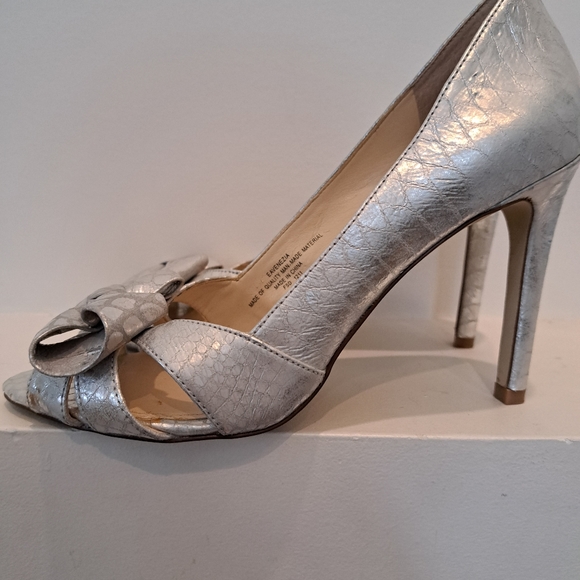 Enzo Angiolini Venezia Open Toe Silver Snake Bow Leather Size 7.5 - Picture 2 of 6